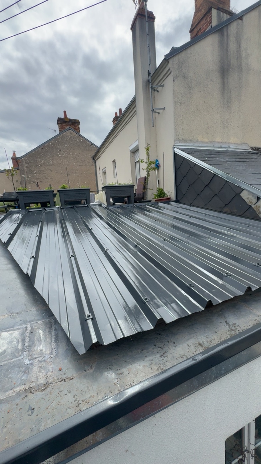 Couverture en bac acier anthracite avec zinguerie sur une extension