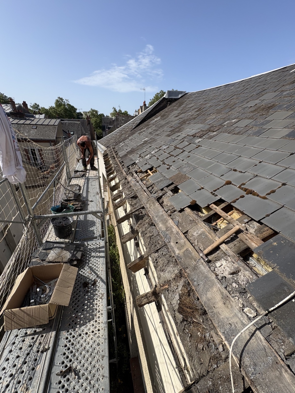 Dépose d'une ancienne toiture en ardoise avant rénovation